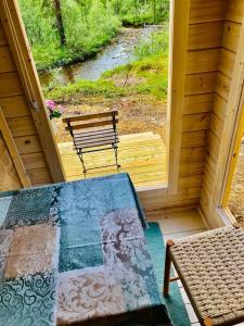 a screened in porch with a bench and a table at Lemmenjoen Lumo - Nature Experience & Accommodation in Lemmenjoki