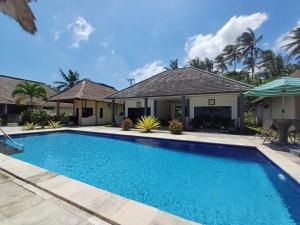 una piscina frente a una casa en melaya beach resort 2, en Penginuman