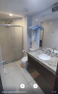 La salle de bains est pourvue de toilettes, d'un lavabo et d'une douche. dans l'établissement Flat 406- Imperial Flat Tambaú NOBILE, à João Pessoa