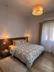 Una cama o camas en una habitación de 2 bedroom apartement in the center of cairo
