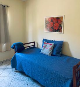 um quarto com uma cama azul e um edredão azul em Apartamento Vista da Montanha em Nova Friburgo