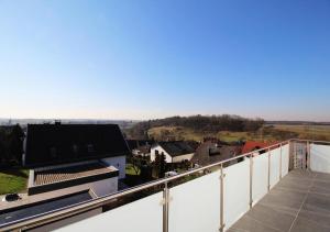 una vista desde el balcón de una casa en Apartment Hammersbach, en Hammersbach