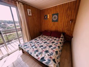 Un dormitorio con una cama en una habitación con ventana. en ECO.MAR, en Punta del Diablo