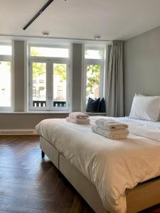 um quarto com uma cama grande e toalhas em Studio 157, in de stad aan de gracht em Kampen