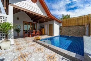 een zwembad in de achtertuin van een huis bij Private Beach Front Villa, 3 Bedrooms! (CA3) in Ban Huai Sai Tai