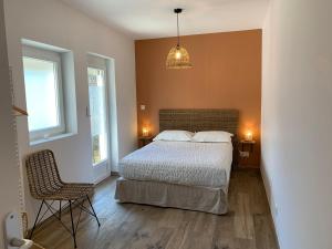 - une chambre avec un lit et une chaise dans l'établissement COTTAGE DU PARC, à Albert