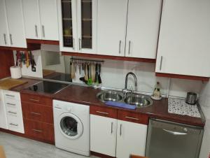a kitchen with a sink and a washing machine at SORIA todas las comodidades y ÁTICO libre para eclipse y alguna fecha in Soria +5 photos
