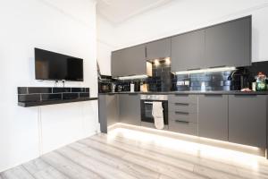 Köök või kööginurk majutusasutuses Newly Renovated 2 Bed Ground Floor Flat