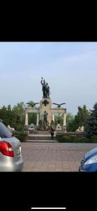 een standbeeld van een man voor een monument bij Bulevard Residence in Drobeta-Turnu Severin