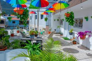 un patio con sombrillas coloridas colgando del techo en Royal Terrace Queen I, en San Felipe de Puerto Plata