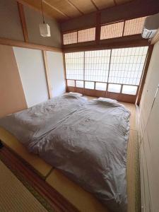 Uma cama ou camas num quarto em Yananose house
