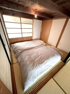 Uma cama ou camas num quarto em Yananose house