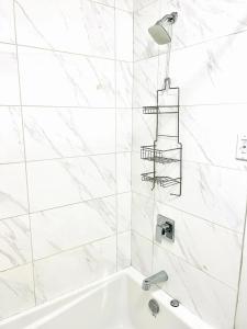 uma casa de banho branca com uma banheira e um lavatório em Spacious one room in two floors apartment-102 em Montreal