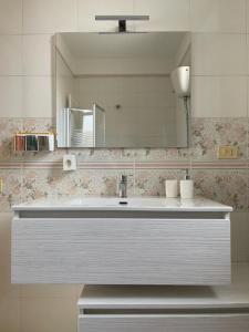 a bathroom with a sink and a mirror at Sotto le stelle di Capua in Capua