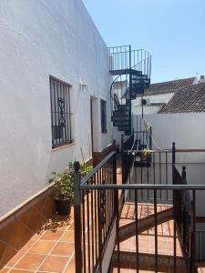 un balcone di una casa con scala a chiocciola di Asís 20.2 a Medina Sidonia