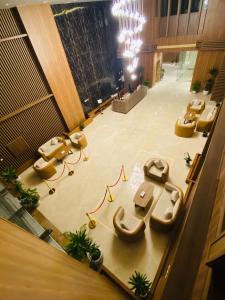 بريفير للأجنحة الفندقية Privere Hotel Suites في الرياض: لوبي كبير فيه كنب وكراسي في مبنى