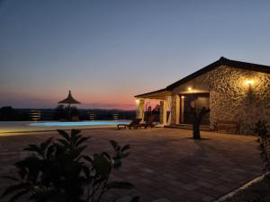 Bazén v ubytování Holiday home A&M nebo v jeho okolí