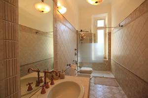 Ein Badezimmer in der Unterkunft Residenza Accursio by BipHosting
