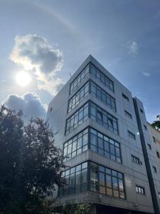 een hoog glazen gebouw met de zon in de lucht bij Borough Central London in Londen