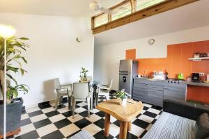 Køkken eller tekøkken på Republika Airbnb + 7 billeder