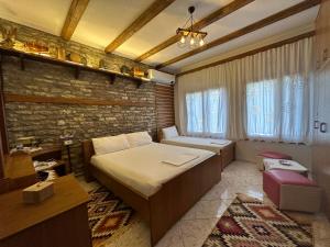 een slaapkamer met een bed in een kamer bij Ahmetaj Guest House in Gjirokastër