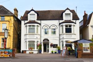 un edificio blanco en una calle de una ciudad en Crystal Hotel & Savour en Cambridge