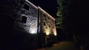 ein großes Backsteingebäude mit Nachtbeleuchtung in der Unterkunft Rocca degli Olivi in San Gimignano