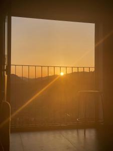 Päikesetõus või päikeseloojang apartemendi juurest või lähedalt vaadatuna