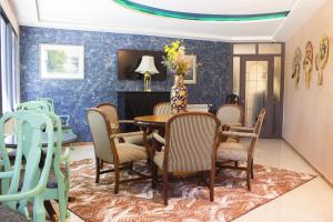 a dining room with a table and chairs at Hôtel La Chambotte in Imouzzer Kandar