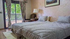 - une chambre avec 2 lits et une fenêtre dans l'établissement Hôtel La Chambotte, à Imouzzer du Kandar