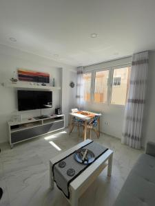 Televízia a/alebo spoločenská miestnosť v ubytovaní Apartamento Costa de Almería a 50m Playa San Miguel