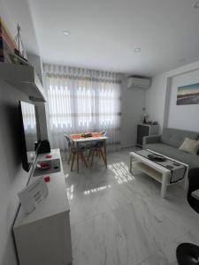 Televízia a/alebo spoločenská miestnosť v ubytovaní Apartamento Costa de Almería a 50m Playa San Miguel