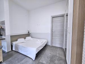 ボローニャにあるLa Ca' Pezzana Affittaly Apartmentsの白いベッドルーム(白いシーツ付きのベッド1台付)