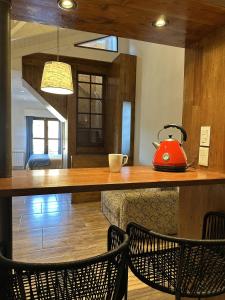 eine Küche mit einer Theke und einem Wasserkocher mit rotem Tee in der Unterkunft TOWER Adults only in Villa General Belgrano