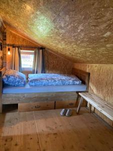 Un pat sau paturi într-o cameră la Kastnhäusl Wildschönau - urige Hütte mit Bergblick