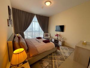 um quarto de hotel com uma cama e uma janela em Holiday Homes Amazing 2 Bedroom City Skyline View em Ajman