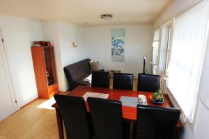 ein Esszimmer mit Tisch und Stühlen in der Unterkunft Panorama view Bodø in Bodø