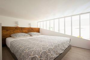 um quarto com uma cama e uma grande janela em Cosy studio - Best location em Nice