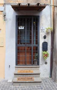 [LaCasinaNelBorgo] Centrale, Comfort, P.Gratuito. في Nepi: باب مع علامة أمام المبنى