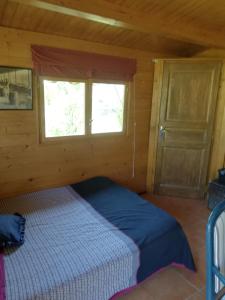 Postel nebo postele na pokoji v ubytování petit chalet dans verger et village Historique