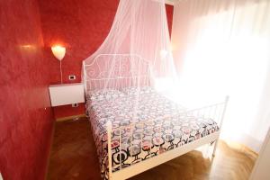 a bedroom with a white bed with a window at Villa Ca'Bianca in Bibione +31 photos