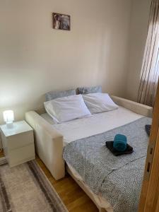 ein Schlafzimmer mit einem Bett mit Hut darauf in der Unterkunft Gordana Apartments in Belgrad