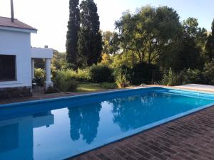 una piscina en el patio trasero de una casa en Campo Las Marias en Santa Catalina