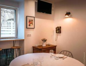 a room with a table with wine glasses on it at Studio Le chat’Oh! in Combourg
