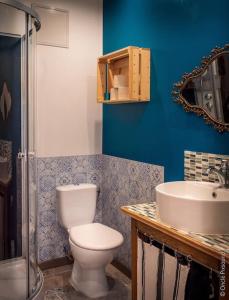 uma casa de banho com um WC e um lavatório em Studio Le chat’Oh! em Combourg