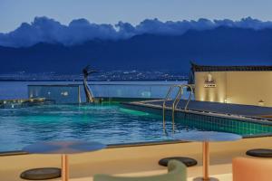 大理市にあるDali Oriental Seaview Hotel -Dali Erhaiのイルカが泳ぐ屋根のスイミングプール
