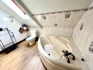 a bathroom with a tub and a toilet at Gîte Diamant, Vallée du Scorff, Nature, Bien-être, 6 personnes in Arzano +71 photos