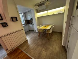 een keuken en eetkamer met een tafel en stoelen bij 65m2 Apartment, 3 Rooms Skopje, Karpos in Skopje