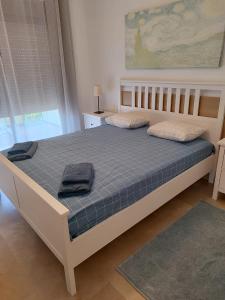 Ліжко або ліжка в номері Quiet Family Apartment, 4 Pools, Close To The Beach And Golf, La Marina Alcaidesa