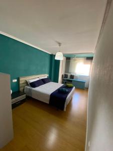 托雷維耶哈的住宿－Apartamento Rocio.Solarium,barbacoa,centrico.，一间卧室设有一张床和绿色的墙壁